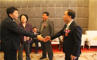 國家發(fā)展改革委資源節(jié)約與環(huán)境保護(hù)司牛波處長（和劉總握手）、全國墻材革新工作委員會(huì)會(huì)長滕軍力（女士）