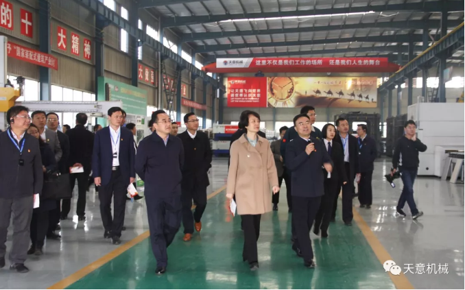 濟(jì)寧市委常委、組織部部長孔凡萍帶領(lǐng)全市“兩新”組織黨建工作現(xiàn)場觀摩團(tuán)蒞臨天意機(jī)械調(diào)研指導(dǎo)
