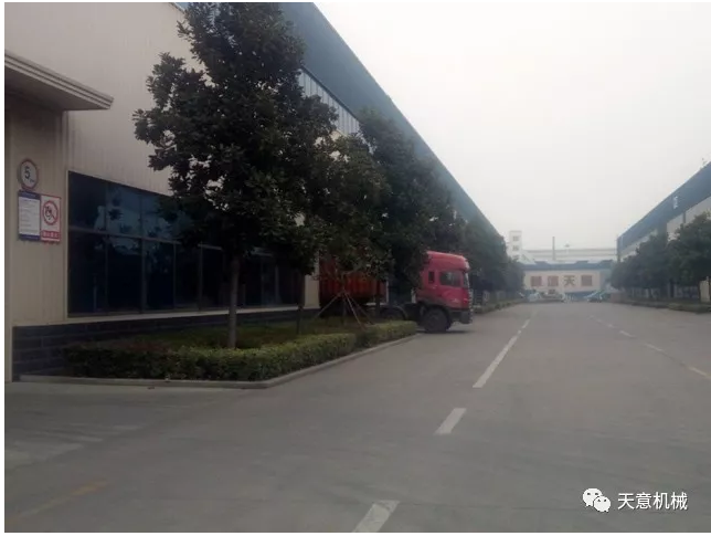 天意機(jī)械為柬埔寨客戶加工生產(chǎn)年產(chǎn)80萬平方輕質(zhì)墻板生產(chǎn)線成功裝車啟運(yùn)！