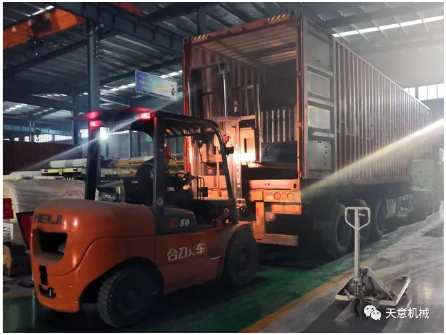 天意機(jī)械為柬埔寨客戶加工生產(chǎn)年產(chǎn)80萬平方輕質(zhì)墻板生產(chǎn)線成功裝車啟運(yùn)！