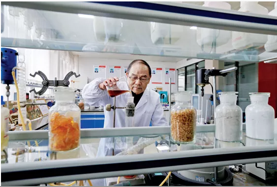 聘用高??萍既藛T做技術(shù)顧問(王勉勵(lì) / 攝影) 聘用高校科技人員做技術(shù)顧問(王勉勵(lì) / 攝影)